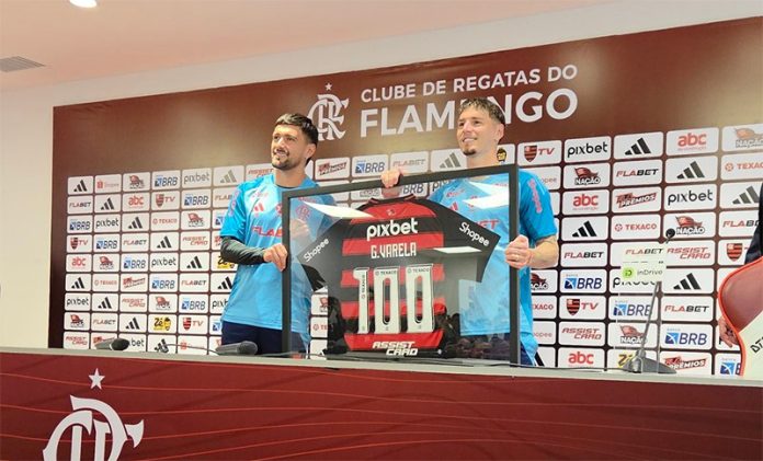 Arrascaeta entrega placa de 100 jogos pelo Flamengo a Varela
