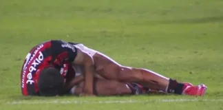 Ayrton Lucas sofreu corte na perna no jogo contra o São Paulo