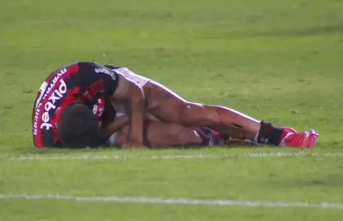 Ayrton Lucas sofreu corte na perna no jogo contra o São Paulo