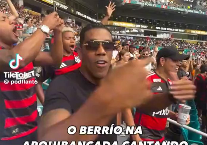 Berrío na arquibancada torcendo para o Flamengo contra o Bayern de Munique