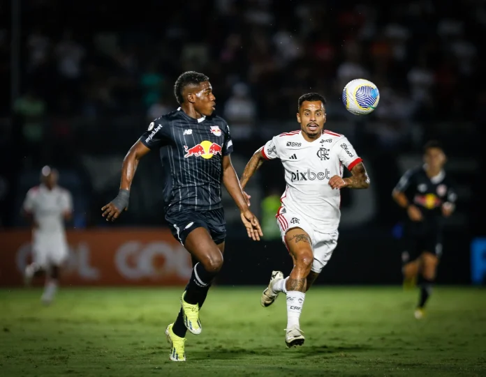 Allan na jogada no jogo entre Bragantino x Flamengo em Bragança Paulista