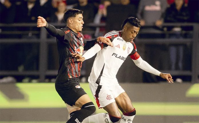 Bruno Henrique em campo pelo Flamengo contra o Bragantino