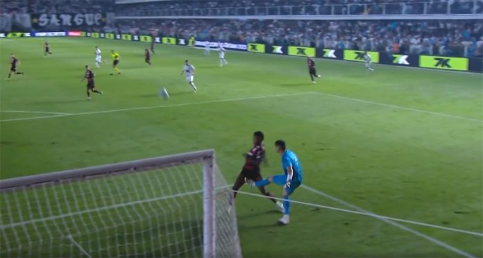 Brazão chuta Bruno Henrique e árbitro amarela BH