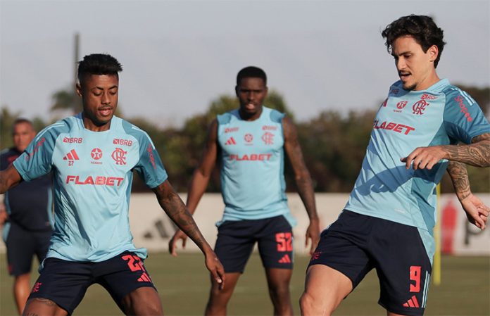 Bruno Henrique, Evertton Araújo e Pedro em treino do Flamengo no Ninho do Urubu