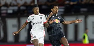 Bruno Henrique em campo pelo Flamengo contra o Bragantino