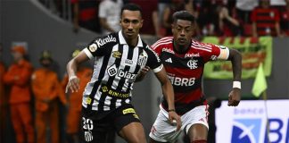Bruno Henrique em campo pelo Flamengo contra o Santos