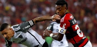 Bruno Henrique disputa com Guilherme Arana no jogo entre Flamengo x Atlético-MG no Maracanã