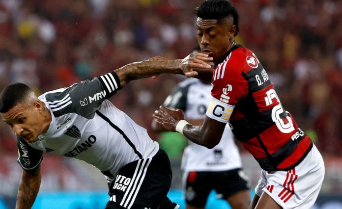 Bruno Henrique disputa com Guilherme Arana no jogo entre Flamengo x Atlético-MG no Maracanã