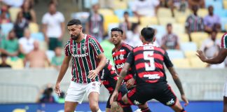 Pulgar e Bruno Henrique em campo pelo Flamengo contra o Fluminense
