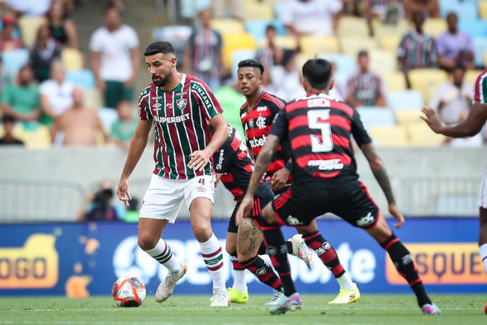Pulgar e Bruno Henrique em campo pelo Flamengo contra o Fluminense