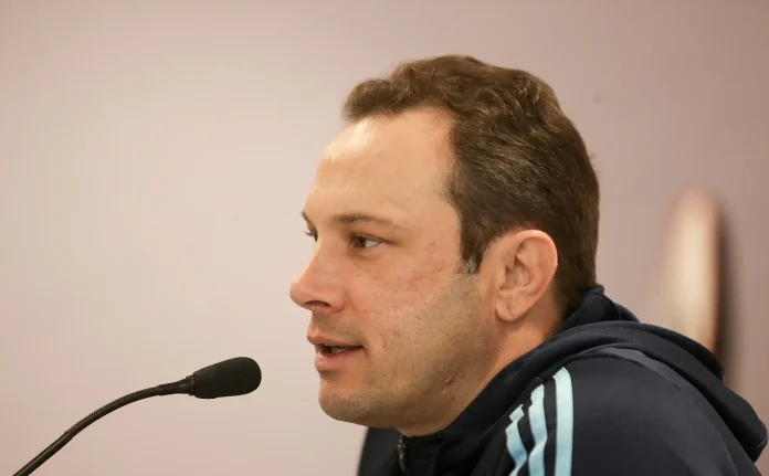 Bruno Pivetti em entrevista coletiva no Ninho do Urubu