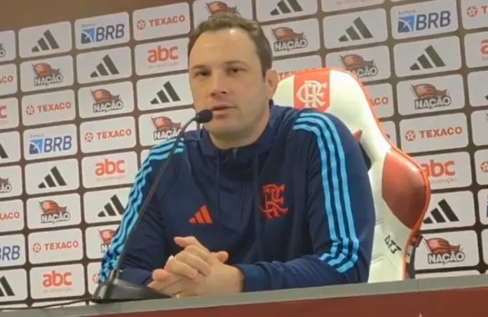 Bruno Pivetti em entrevista coletiva no Ninho do Urubu
