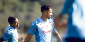 Danilo em treino do Flamengo no Ninho do Urubu