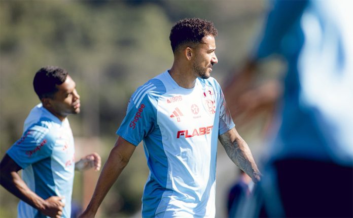 Danilo em treino do Flamengo no Ninho do Urubu
