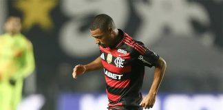 De la Cruz em campo pelo Flamengo na derrota para o Santos
