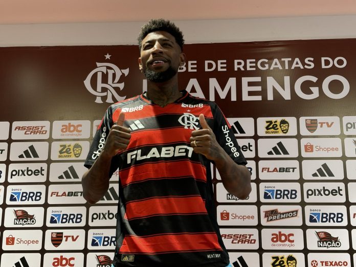 Emerson Royal em sua apresentação no Flamengo