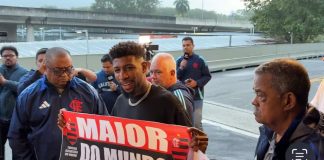 Emerson Royal chega ao Rio para assinar com o Flamengo — Foto: Emanuelle Ribeiro