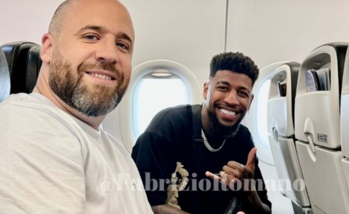 Emerson Royal embarca rumo ao Brasil para assinar com o Flamengo