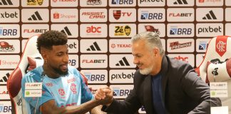 Emerson Royal em sua apresentação no Flamengo ao lado do diretor Jose Boto - FOTO: Gilvan de Souza/Flamengo