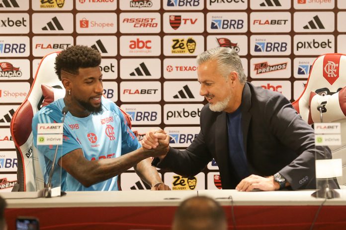 Emerson Royal em sua apresentação no Flamengo ao lado do diretor Jose Boto - FOTO: Gilvan de Souza/Flamengo
