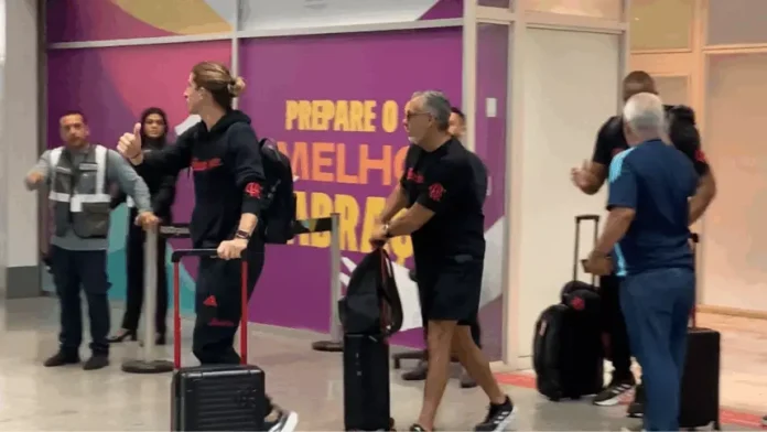 Filipe Luís desembarque do Flamengo no Galeão