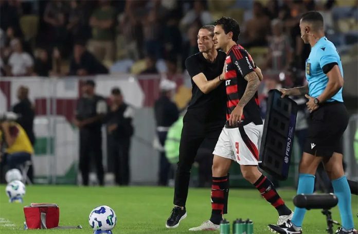 Filipe Luís e Pedro em campo na vitória do Flamengo sobre o Fluminense