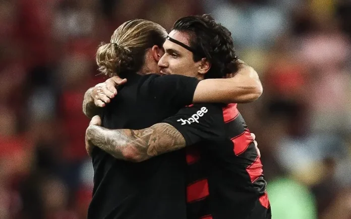 Filipe Luís e Pedro comemoram gol do Flamengo
