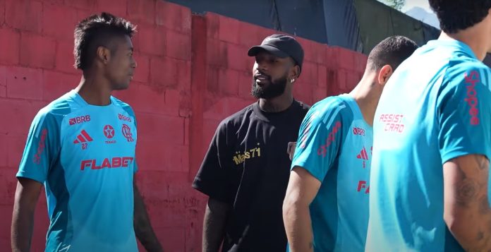 Gerson se despede de Bruno Henrique e companheiros no Ninho do Urubu