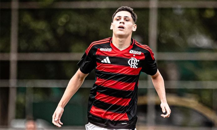 Giovanni Pastri em campo pelo Flamengo sub-20