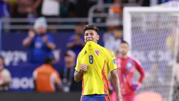 Jorge Carrascal em campo pela Seleção da Colômbia
