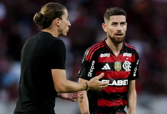 Filipe Luís e Jorginho no jogo entre Flamengo e São Paulo