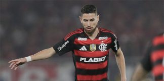 Jorginho em campo pelo Flamengo contra o Atlético-MG
