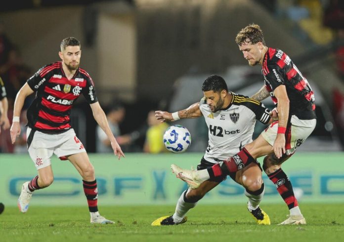 Observado pelo Jorginho, Léo Pereira disputa a jogada com Hulk, na vitória do Flamengo sobre o Atlético-MG