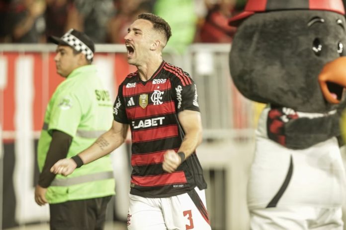 Léo Ortiz marca o gol da vitória do Flamengo sobre o Atlético-MG