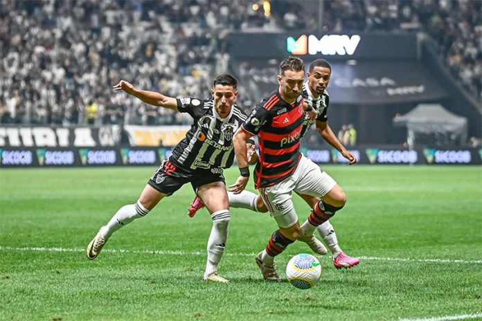 Léo Ortiz em campo pelo Flamengo contra o Atlético-MG em Belo Horizonte