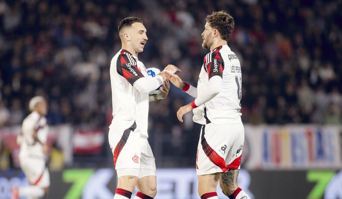 Léo Ortiz e Léo Pereira em campo pelo Flamengo contra o Bragantino