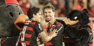 Léo Ortiz comemora com Pedro e Léo Pereira o gol da vitória do Flamengo sobre o Atlético-MG