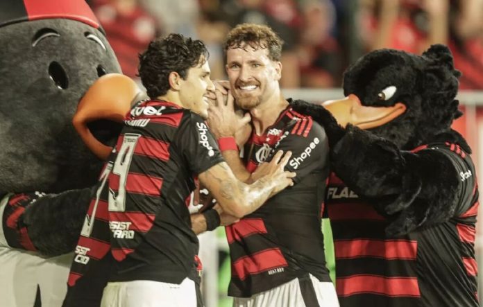 Léo Ortiz comemora com Pedro e Léo Pereira o gol da vitória do Flamengo sobre o Atlético-MG