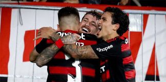 Léo Ortiz comemora com Pedro e Léo Pereira o gol da vitória do Flamengo sobre o Atlético-MG