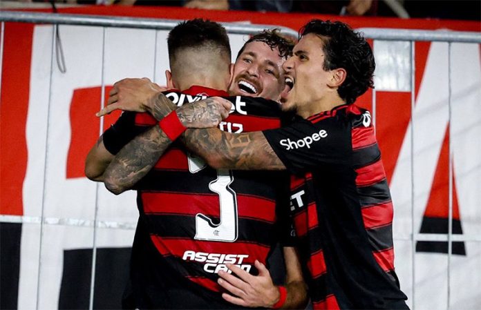 Léo Ortiz comemora com Pedro e Léo Pereira o gol da vitória do Flamengo sobre o Atlético-MG