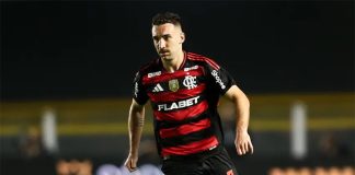 Léo Ortiz em campo pelo Flamengo contra o Santos