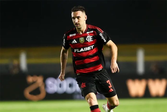 Léo Ortiz em campo pelo Flamengo contra o Santos