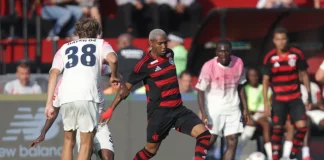 Lorran em campo pelo Flamengo na goleada sobre o Bayer Leverkusen