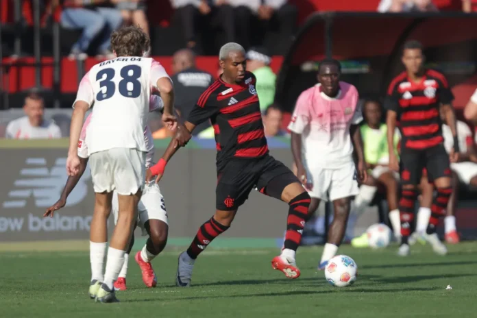 Lorran em campo pelo Flamengo na goleada sobre o Bayer Leverkusen