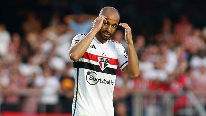 Lucas Moura em campo pelo São Paulo