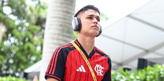 Luiz Araújo na chegada do Flamengo ao Hard Rock Stadium para o jogo contra o Bayern de Munique