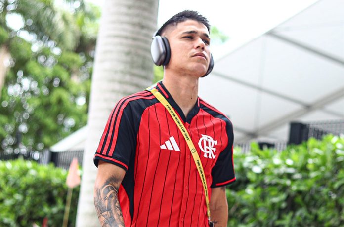 Luiz Araújo na chegada do Flamengo ao Hard Rock Stadium para o jogo contra o Bayern de Munique