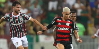 Luiz Araújo em campo pelo Flamengo contra o Fluminense