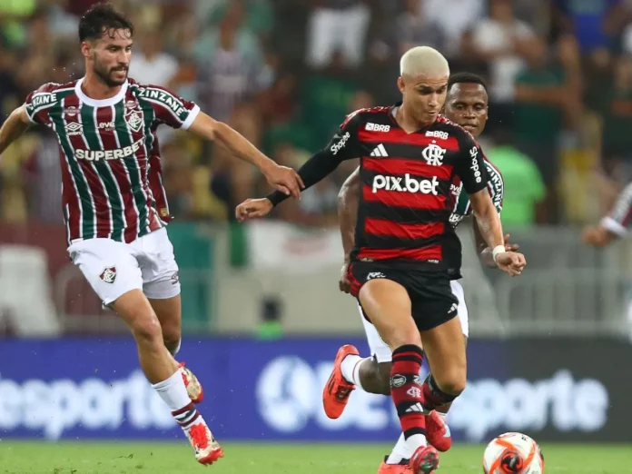Luiz Araújo em campo pelo Flamengo contra o Fluminense