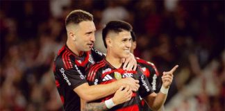 Luiz Araújo comemora ao lado de Léo Ortiz e companheiros o 1º gol do Flamengo